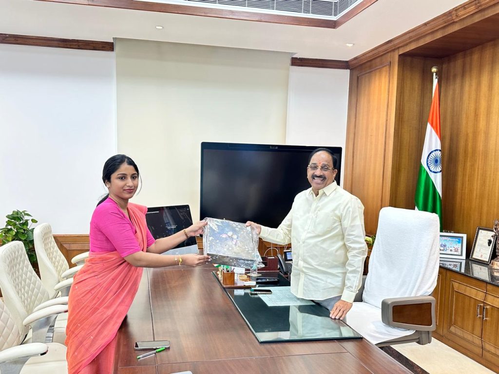 Turmeric-Board-Secretary-N. Bhavani-Sri-meets-Minister-Tummala