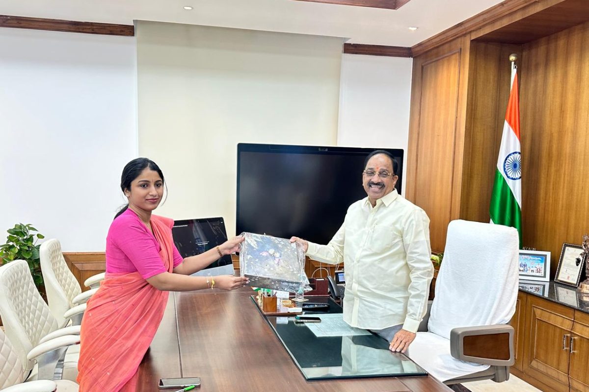 Turmeric-Board-Secretary-N. Bhavani-Sri-meets-Minister-Tummala