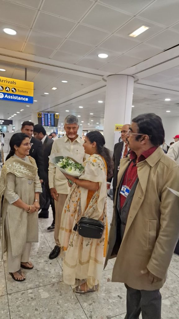 chandrababu-and-his-wife-receives- grand-welcome-in-london