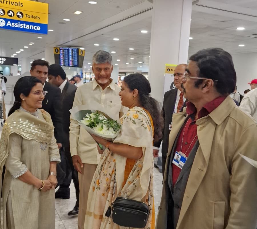 chandrababu-and-his-wife-receives- grand-welcome-in-london