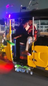 ఆటో నడుపుతూ డ్రైవర్ సరసాలు..! వీడియో వైరల్