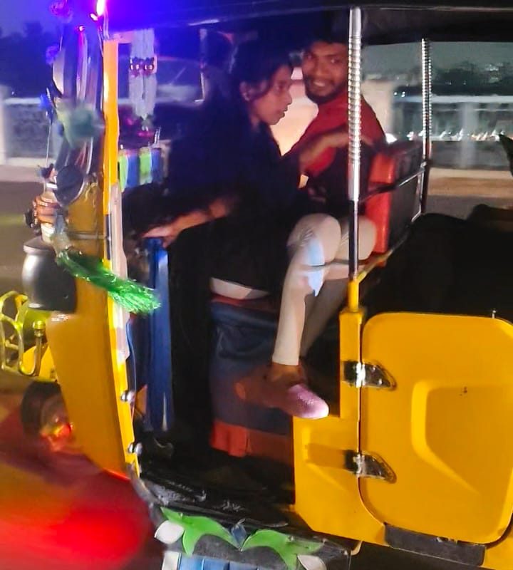 ఆటో నడుపుతూ డ్రైవర్ సరసాలు..! వీడియో వైరల్