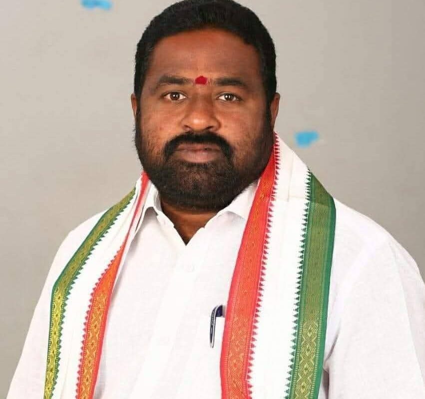 Kommu ravi as Akunoor sarpanch